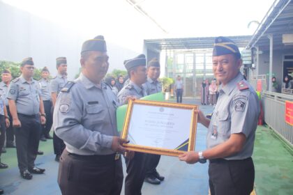 Kepala Lembaga Pemasyarakatan (Lapas) Kelas I Cipinang, Wachid Wibowo, saat memberikan penghargaan kepada dua petugas, C Lumban Batu dan Wisnu Juniarto pada Senin (14/4/2025). Atas kesigapannya menggagalkan penyelundupan narkoba jenis sabu seberat 500 gram. Foto: Ist