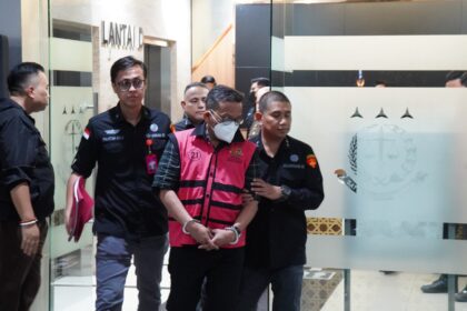 Head of Social Security Legal PT Wilmar Group, Muhammad Syafei (MSY) saat ditetapkan dan ditahan sebagai tersangka suap, Selasa (15/4/2025) malam. Foto: Puspenkum Kejaksaan Agung