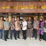 Direktur Utama RS PKU Muhamadiyah Sruweng dr. Hasan Bayuni beserta jajaran dan Head of Sales Scala Fajar Setiawan beserta jajaran dalam acara peresmian implementasi teknologi Digital Signature di RS PKU Muhammadiyah Sruweng, beberapa waktu yang lalu. Foto: Telkom Indonesia
