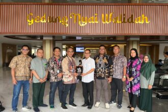 Direktur Utama RS PKU Muhamadiyah Sruweng dr. Hasan Bayuni beserta jajaran dan Head of Sales Scala Fajar Setiawan beserta jajaran dalam acara peresmian implementasi teknologi Digital Signature di RS PKU Muhammadiyah Sruweng, beberapa waktu yang lalu. Foto: Telkom Indonesia