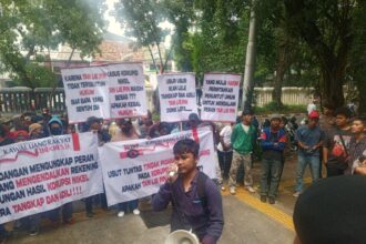 Ratusan orang yang mengatasnamakan kelompok Kawal Uang Rakyat Indonesia (KURI) menggelar aksi di PN Jakarta Pusat Kemayoran, Rabu (16/4) siang.