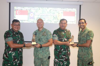 Kepala Staf Angkatan Darat (Kasad) Jenderal TNI Maruli Simanjuntak saat menerima penganugerahan Medali Kehormatan Pingat Jasa Gemilang (Tentera) atau Meritorious Service Medal (Medali Layanan Berjasa) dari Pemerintah Singapura, atas jasa-jasanya dalam meningkatkan kerja sama militer antar kedua negara. Foto: Dispenad
