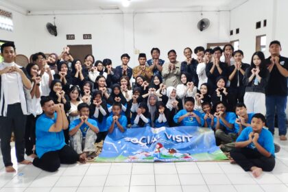 Sejumlah mahasiswa dari Himpunan Mahasiswa Hubungan Internasional (HIMA HI) Universitas Singaperbangsa Karawang (UNSIKA) saat melaksanakan kegiatan sosial bertajuk "Social Visit" di Panti Asuhan Daarul Hasanah, Jalan Suhud Hidayat, Adiarsa Timur, Karawang. Foto: HIMA HI UNSIKA