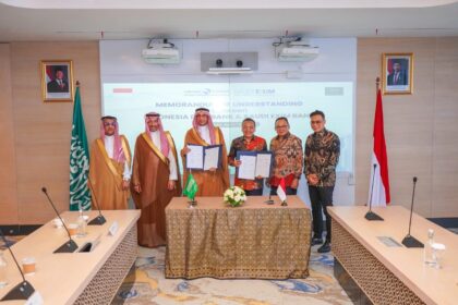 Penandatangan Nota Kesepahaman (MoU) antara Plt Ketua Dewan Direktur merangkap Direktur Eksekutif Indonesia Eximbank (LPEI), Sukatmo Padmosukarso bersama Chief Executive Officer Saudi Exim Bank H.E. Eng Saad Alkhab dan disaksikan oleh Menteri Perindustrian dan Sumber Mineral Arab Saudi, Bandar Al-Khorayef dan Duta Besar Arab Saudi untuk Indonesia, Faisal Amodi di Jakarta, Rabu (16/4/2025). Foto: Dok LPEI