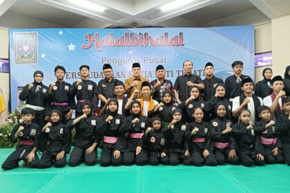 Ketua Umum Pengurus Pusat Muhammad Taufiq saat memberikan keterangan pers di sela-sela Halal Bihalal Pengurus Pusat PSHT di Museum Purna Bhakti Pertiwi TMII, Jakarta Timur, Minggu (20/4/2025).