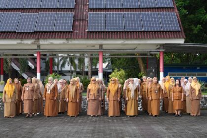 Aparatur sipil negara (ASN) perempuan di lingkup Pemerintah Provinsi Sulawesi Selatan mengikuti Apel Peringatan Hari Kartini 2025 di Lapangan Kantor Gubernur Sulsel, Senin, 21 April 2025.