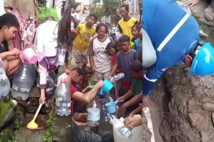 Viral warga Desa Rowoyoso, Kecamatan Wonokerto, Kabupaten Pekalongan berebut air berkah. Foto: Tangkap layar IG @fakta.indo