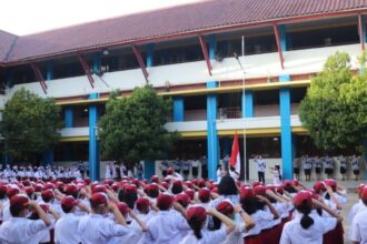 Ilustrasi siswa dan siswi SD yang harus menjalani wisuda.(Foto dok ipol.id)