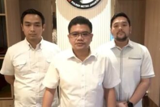 Kasat Resnarkoba Polres Metro Jakarta Barat, Kompol Vernal Armando Sambo (tengah) dan dua anggota Satnarkoba. Foto: Humas Polrestro Jakbar