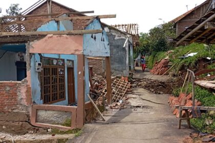 Kondisi seratusan lebih unit rumah rusak akibat terdampak fenomena pergerakan tanah di Desa Mendala, Kecamatan Sirampog, Kabupaten Brebes, Jawa Tengah, pada Rabu (23/4/2025). Foto: BPBD Kabupaten Brebes