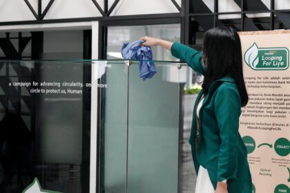 Melalui Drop Box ini, karyawan dan seluruh pengunjung dapat menyumbangkan pakaian bekas (gently used), yang kemudian akan dipilah dan dikelola melalui sinergi Bank Mandiri dengan mitra sosial perseroan, Pable, untuk didaur ulang atau disalurkan kepada yang membutuhkan. Foto: Dok Bank Mandiri