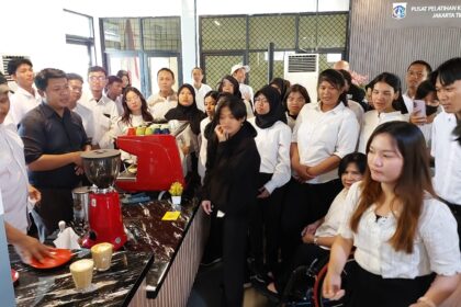 Suasana saat para peserta pelatihan kerja program reguler angkatan II tahun 2025 diberikan pelatihan kerja di Gedung Perhotelan-Housekeeping Services PPKD Kota Jakarta Timur, Rabu (23/4/2025). Foto: Ist
