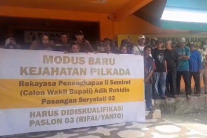 Ratusan massa saat menggeruduk kantor Badan Pengawas Pemilu (Bawaslu) Kabupaten Bengkulu Selatan di Jalan Fatmawati Soekarno, Kampung Baru, Kecamatan Manna, pada Kamis (24/4/2025). Foto: Ist