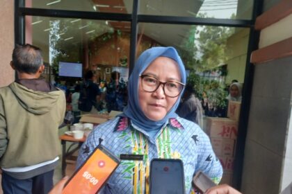 Kepala Suku Dinas Nakertransgi Jakarta Timur, Galuh Prasiwi, usai mengikuti acara peringatan Hari Buruh (May Day) di kawasan Pondok Kelapa, Duren Sawit, Kamis (24/4/2025). Foto: Joesvicar Iqbal/ipol.id