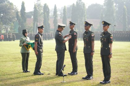 Wakil Kepala Staf Angkatan Darat (Wakasad) Letjen TNI Tandyo Budi R saat menutup Pendidikan Pertama Tamtama (Dikmata) TNI AD Gelombang I Tahun Anggaran 2025 di Pusat Pendidikan Artileri Medan (Pusdikarmed), Cimahi, Jawa Barat, Jumat (25/4/2025). Foto: Dispenad