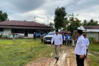 Bupati Kukar, Edi Damansyah saat Melewati Akses Jalan Menuju Posyandu Loa Ulung. Foto: Pemkab Kukar