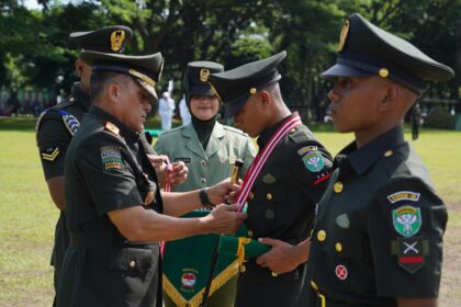 Panglima Komando Daerah Militer Iskandar Muda (Pangdam IM), Mayor Jenderal TNI Niko Fahrizal saat melantik salah seorang prajurit Tamtama di Rindam Iskandar Muda, Aceh Besar, Jumat (25/4/2025). Foto: Pendam Iskandar Muda