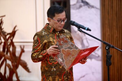 Sekretaris Utama BNPB, Rustian bersama Deputi Bidang Pencegahan BNPB, Prasinta Dewi (tengah) saat pengukuhan 11 perwakilan Forum Pengurangan Risiko Bencana (PRB) tingkat provinsi dan kabupaten/kota se-Nusa Tenggara Barat di Pendopo Gubernur Nusa Tenggara Barat, Sabtu (26/4/2025). Foto: Ist