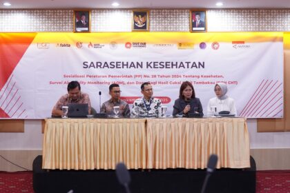 Direktur Produk Hukum Daerah, Ditjen Otonomi Daerah, Dra Imelda, bersama Ketua Tim Kerja Pengendalian Penyakit Akibat Tembakau, dr. Benget Saragih, Indonesian Youth Council for Tactical Changes (IYCTC), Ni Made Shellasih dan Risky Kusuma Hartono, dari Pusat Kajian Jaminan Sosial Universitas Indonesia (PKJS-UI), dalam Sarasehan Kesehatan: Lindungi Kini, Nanti di Hotel MM UGM Yogyakarta, April 2025. Foto: Ist