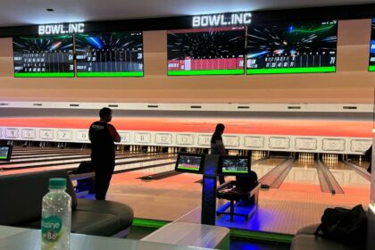 Para atlet Pelatnas SEA Games 2025 tengah mencoba lintasan boling baru Bowl.Inc