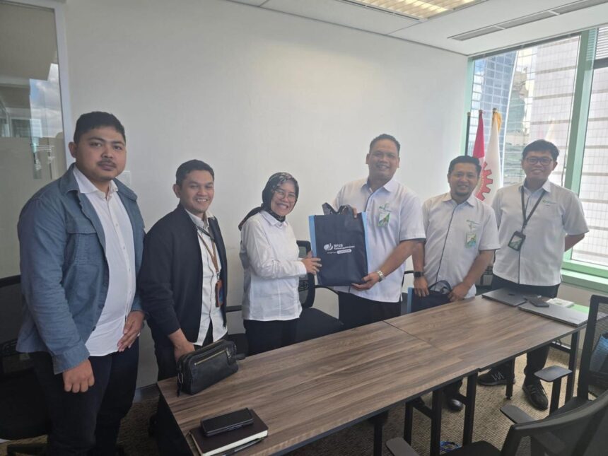 Kantor Cabang BPJS Ketenagakerjaan Plaza BPJamsostek mengintensifkan upaya edukasi kepada pekerja melalui kegiatan sosialisasi aplikasi Jamsostek Mobile (JMO) di lingkungan PTPN I. Kegiatan ini bertujuan meningkatkan literasi digital peserta terkait layanan ketenagakerjaan yang kini semakin mudah diakses secara daring.