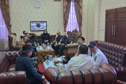 Ketua Umum Gerakan Dapur Indonesia (Ketum Garuda), Nofalia Heikal dan Ketua Pembina Yayasan Salman Peduli Berkarya, Heikal Safar bersama Gubernur Provinsi Lampung, Rahmat Mirzani Djausal dan jajaran dalam pertemuan menjalin kerja sama membahas program Makan Bergizi Gratis (MBG) di Provinsi Lampung, Minggu (27/4/2025). Foto: Ist
