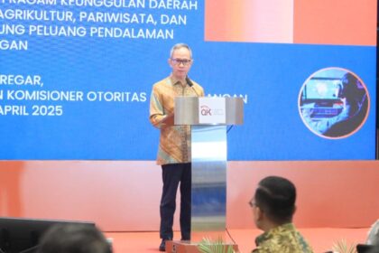Momen Ketua Dewan Komisioner (DK) Otoritas Jasa Keuangan (OJK) Mahendra Siregar dalam acara konferensi nasional bertajuk "Peningkatan Nilai Tambah Ragam Keunggulan Daerah Melalui Sinergi Hilirisasi Agrikultur, Pariwisata, dan Ekonomi Kreatif, Mendukung Peluang Pendalaman Pasar Sektor Jasa Keuangan" di Jakarta, pada Senin (28/4/2025). Foto: Ipol.id/Vinolla Romadhona