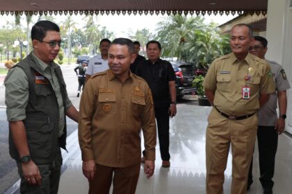Kepala BNPB, Suharyanto memberikan arahan dalam Rapat Koordinasi Penanganan Kebakaran Hutan dan Lahan. Giat dihadiri unsur K/L dan jajaran forkopimda Riau di pendopo kediaman Gubernur Riau, Kota Pekanbaru, Senin (28/4/2025). Foto: Ist