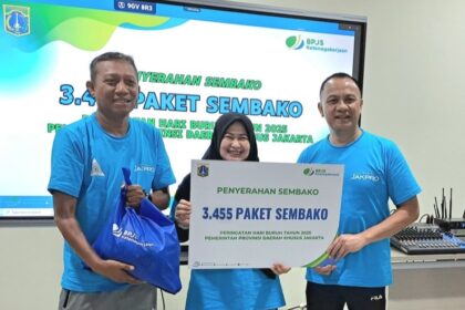 BPJS Ketenagakerjaan DKI Jakarta Serahkan 3.455 Paket Sembako pada Peringatan Hari Buruh 2025