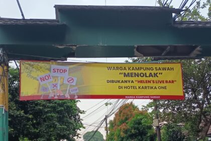 Warga Srengseng Sawah, Jagakarsa, Jakarta Selatan, memasang spanduk penolakan Helen's Live Bar yang diduga bakal dibuka di salah satu hotel setempat, pada Selasa (29/4/2025). Foto: Ist