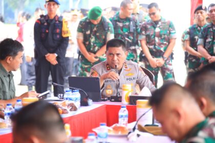 Kapolda Metro Jaya Irjen Pol Karyoto dalam kegiatan Tactical Wall Game (TWG) pada Selasa (29/4/2035) pagi di Lapangan Silang Selatan Monas, Jakarta Pusat. Foto: Bid Humas Polda Metro Jaya