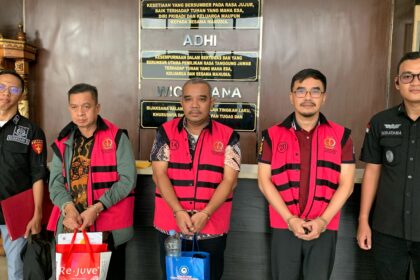 Proses pelimpahan tiga tersangka korupsi Dinas Kebudayaan DK Jakarta di Kejaksaan Negeri Jakarta Selatan, Selasa (29/4/2025). Foto: Seksi Penkum Kejati DK Jakarta