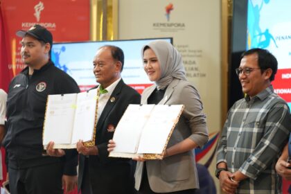 Menpora Dito menghadiri penandatanganan perjanjian kerja sama (PKS) antara Kemenpora dengan Induk Organisasi Cabang Olahraga (IOCO) dan National Paralympic Committee of Indonesia (NPCI), di Jakarta, Rabu (30/1)