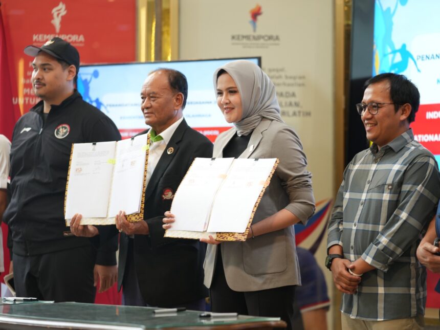 Menpora Dito menghadiri penandatanganan perjanjian kerja sama (PKS) antara Kemenpora dengan Induk Organisasi Cabang Olahraga (IOCO) dan National Paralympic Committee of Indonesia (NPCI), di Jakarta, Rabu (30/1)