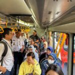 Wali Kota Jakarta Selatan, Munjirin menggunakan angkutan umum busway dari halte TransJakarta Tirtayasa menuju kantornya di Jalan Prapanca Raya, Kebayoran Baru, pada Rabu (30/4/2025). Foto: Ist