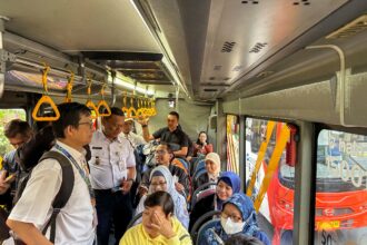 Wali Kota Jakarta Selatan, Munjirin menggunakan angkutan umum busway dari halte TransJakarta Tirtayasa menuju kantornya di Jalan Prapanca Raya, Kebayoran Baru, pada Rabu (30/4/2025). Foto: Ist