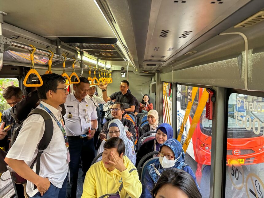 Wali Kota Jakarta Selatan, Munjirin menggunakan angkutan umum busway dari halte TransJakarta Tirtayasa menuju kantornya di Jalan Prapanca Raya, Kebayoran Baru, pada Rabu (30/4/2025). Foto: Ist