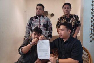 Suasana Direktur PT RPM, Kharisma Aditya, 30, dan pegawainya Fikri, 28, didampingi Tim Penasihat Hukum korban, Topan Meiza Romadhon beserta Denny Rudini, Yohannes Bergemans Bubun, dan Maulana Syaifurrasyid, menunjukkan bukti-bukti perkara penganiayaan dan laporannya di Mapolda Metro Jaya, dalam konfrensi pers di kawasan Kebayoran Lama, Jakarta Selatan, Rabu (30/4/2025). Foto: Joesvicar Iqbal/ipol.id