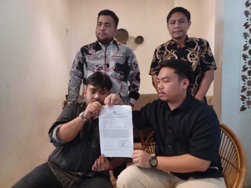 Suasana Direktur PT RPM, Kharisma Aditya, 30, dan pegawainya Fikri, 28, didampingi Tim Penasihat Hukum korban, Topan Meiza Romadhon beserta Denny Rudini, Yohannes Bergemans Bubun, dan Maulana Syaifurrasyid, menunjukkan bukti-bukti perkara penganiayaan dan laporannya di Mapolda Metro Jaya, dalam konfrensi pers di kawasan Kebayoran Lama, Jakarta Selatan, Rabu (30/4/2025). Foto: Joesvicar Iqbal/ipol.id