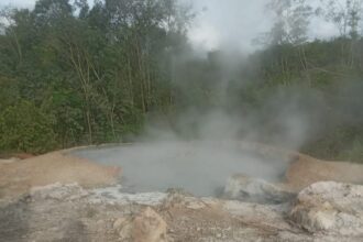 Kondisi semburan lumpur panas muncul di Desa Roburan Dolok, Kecamatan Panyabungan Selatan, Kabupaten Mandailing Natal, Sumatera Utara, mengakibatkan beberapa lahan dan kebun karet masyarakat seluas kurang lebih 5 hektar rusak dan mati, Rabu (30/4/2025). Foto: Ist