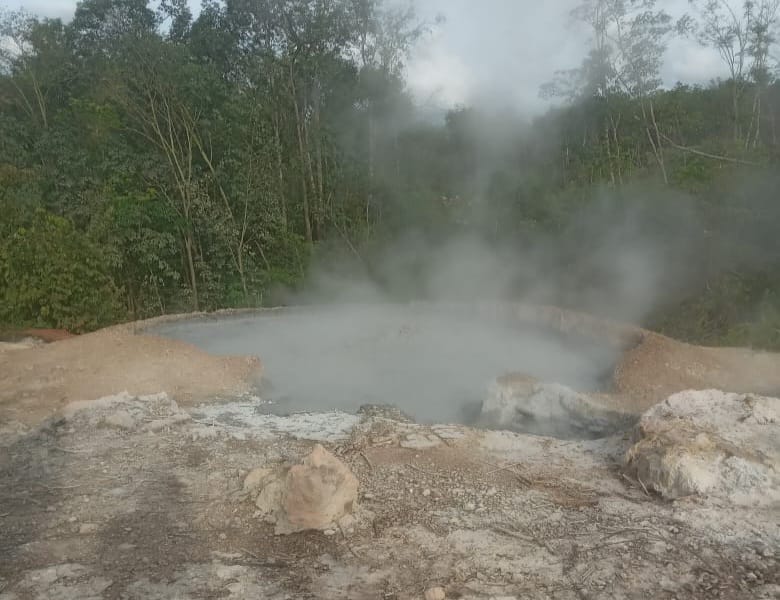 Kondisi semburan lumpur panas muncul di Desa Roburan Dolok, Kecamatan Panyabungan Selatan, Kabupaten Mandailing Natal, Sumatera Utara, mengakibatkan beberapa lahan dan kebun karet masyarakat seluas kurang lebih 5 hektar rusak dan mati, Rabu (30/4/2025). Foto: Ist