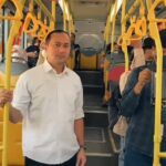 Sekwan DPRD DKI Jakarta, Agustinus saat menggunakan Transjakarta.(Foto istimewa)