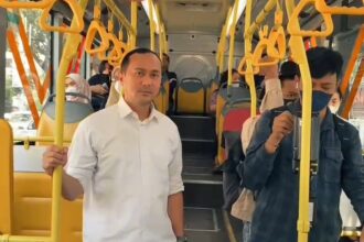 Sekwan DPRD DKI Jakarta, Agustinus saat menggunakan Transjakarta.(Foto istimewa)