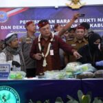 Kepala Badan Narkotika Nasional Provinsi (BNNP) Jawa Timur, Awang Joko Rumitro, bersama Kepala Biro Humas dan Protokol (Humpro) BNN, Sulistyo Pudjo Hartono, bupati dan tokoh agama serta masyarakat dalam pemusnahan barang bukti narkotika jenis sabu seberat 14,7 kilogram (kg) dan 8,3 kg ganja di Pendopo Trunojoyo, Sampang, Jawa Timur, Selasa (29/4/2025). Foto: Ist