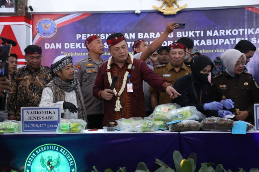 Kepala Badan Narkotika Nasional Provinsi (BNNP) Jawa Timur, Awang Joko Rumitro, bersama Kepala Biro Humas dan Protokol (Humpro) BNN, Sulistyo Pudjo Hartono, bupati dan tokoh agama serta masyarakat dalam pemusnahan barang bukti narkotika jenis sabu seberat 14,7 kilogram (kg) dan 8,3 kg ganja di Pendopo Trunojoyo, Sampang, Jawa Timur, Selasa (29/4/2025). Foto: Ist