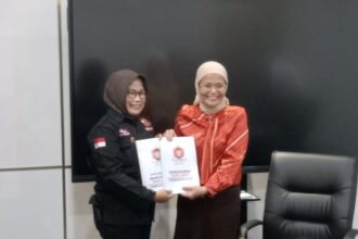 Anggota DPRD DKI Fraksi Demokrat, Desie Christiyana Sari (kanan).(Foto Sofian/ipol.id)