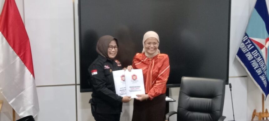 Anggota DPRD DKI Fraksi Demokrat, Desie Christiyana Sari (kanan).(Foto Sofian/ipol.id)