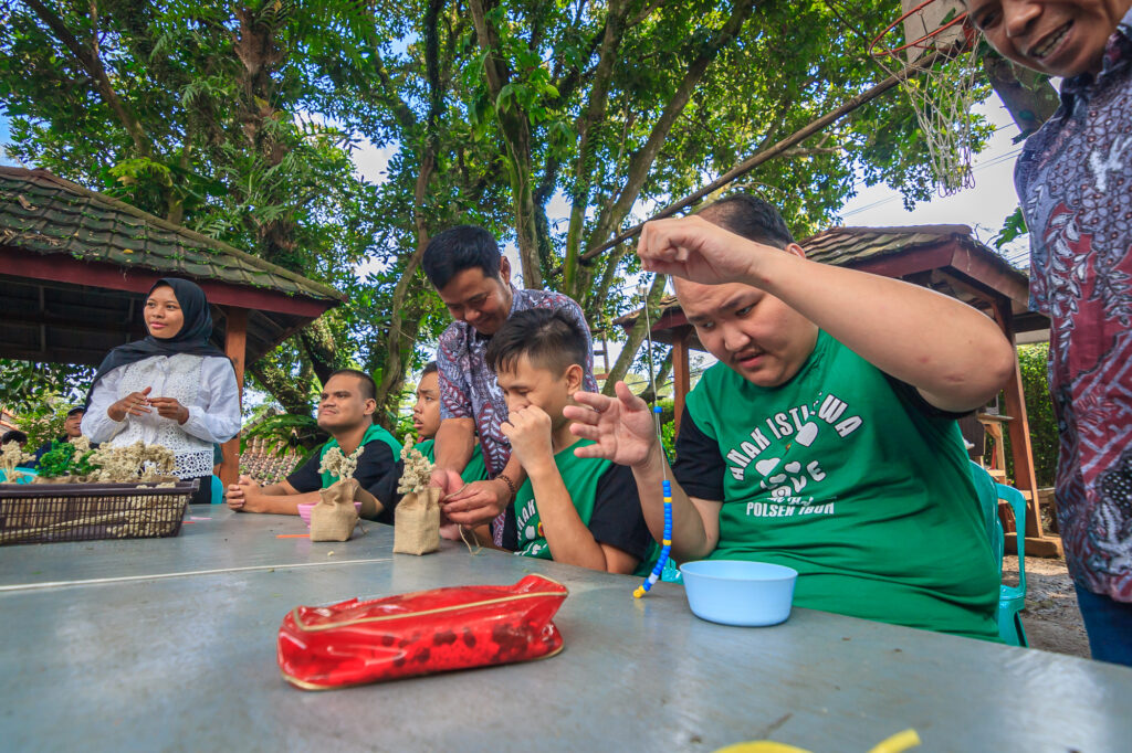 Proses pembuatan aksesoris di Rumah Otjih. (Foto: Alidrian Fahwi/ipol.id)