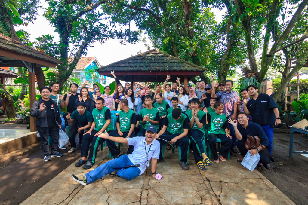 Staf Fox Lite Hotel Majalaya, perwakilan The Ascott Limited, dan awak media bersama Penggagas It’s Blazer Ibun, Yanti Lidiati. (Foto: Alidrian Fahwi/ipol.id)