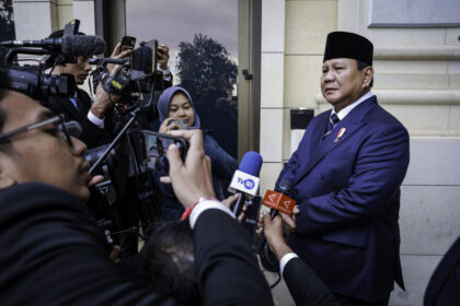 Presiden Prabowo Subianto menyampaikan keterangan pers kepada awak media usai mengakhiri kunjungan resminya di Kerajaan Yordania Hasyimiyah pada Senin, 14 April 2025. Foto: BPMI Setpres